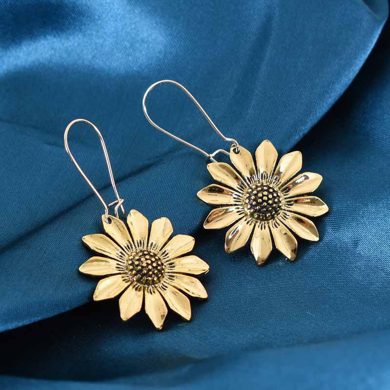 Romantic Gold Earring for Special Moments
