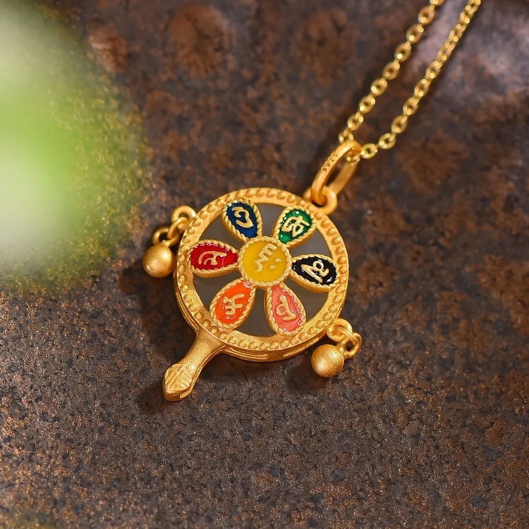 Beautiful Silver Necklace with Unique Style