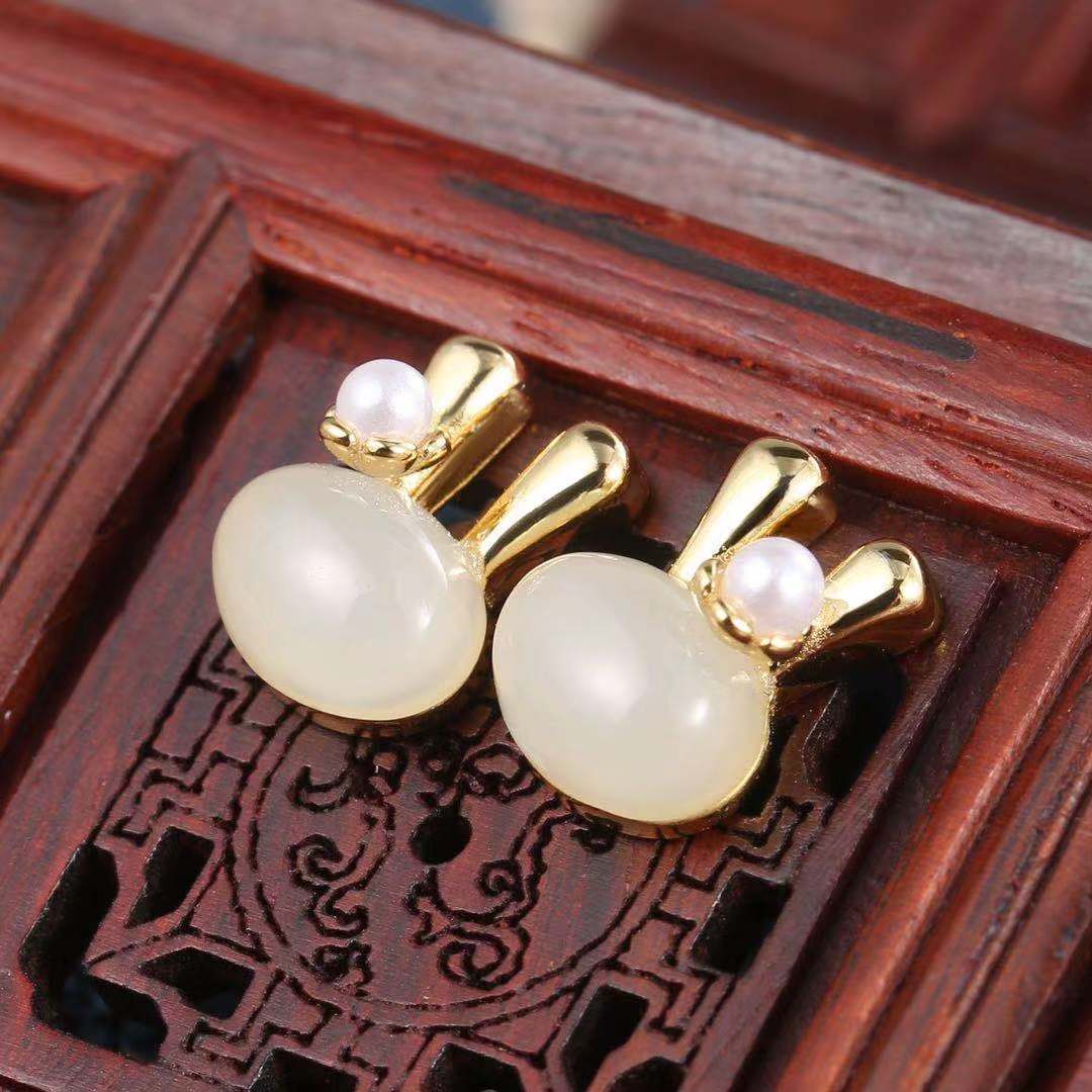 Classic Gold Earring with Timeless Appeal