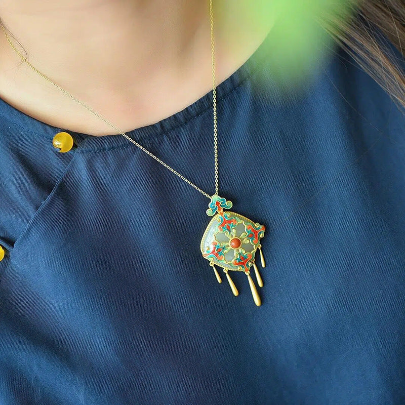 Charming Gold Pendant for Any Occasion