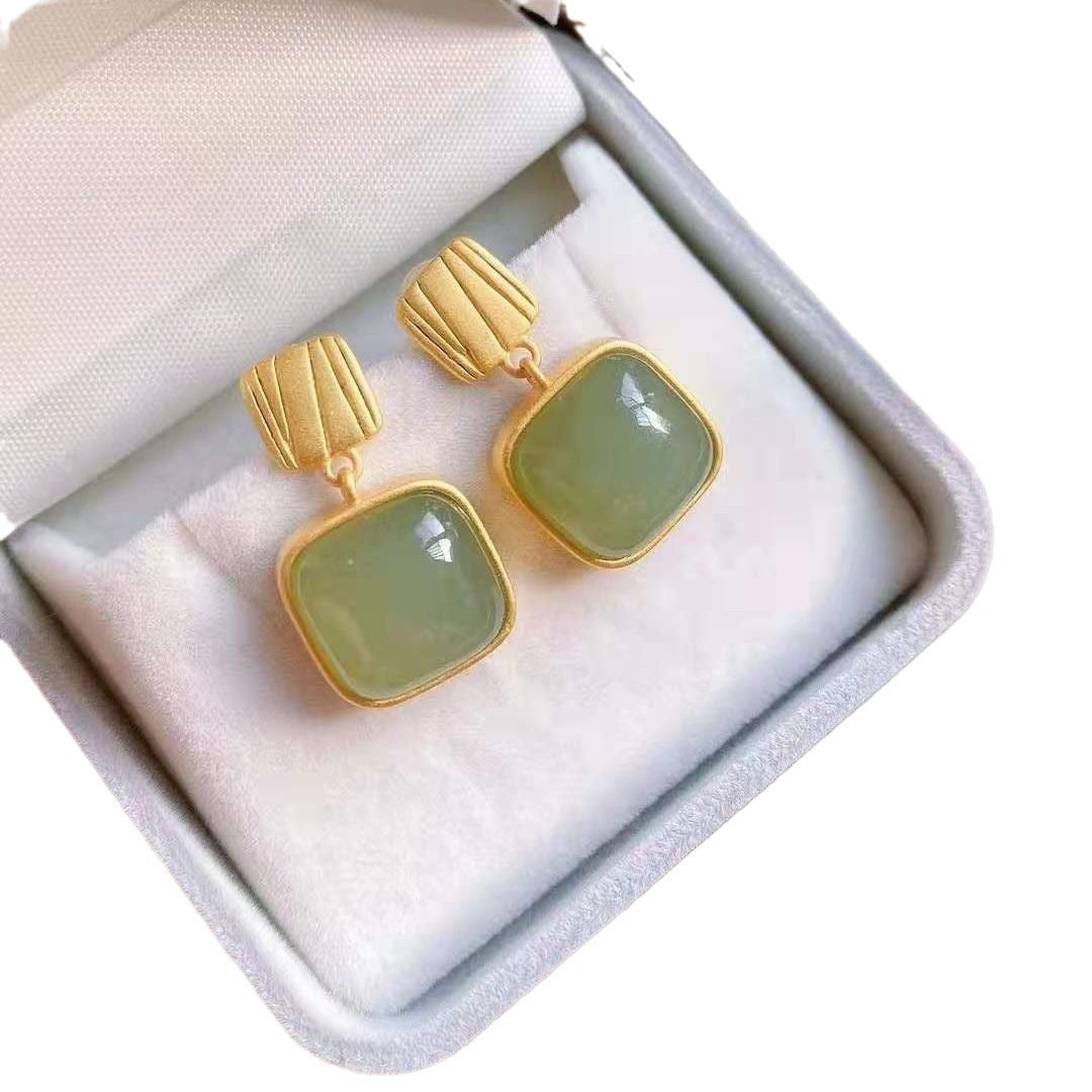 Classic Gold Earring with Timeless Appeal