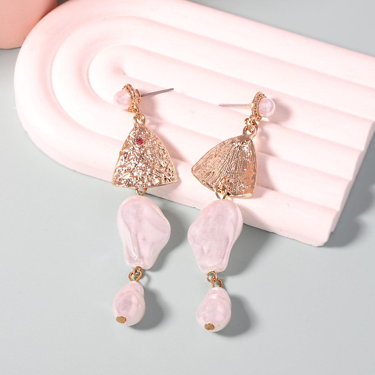 Charming Gold Earring for Any Occasion