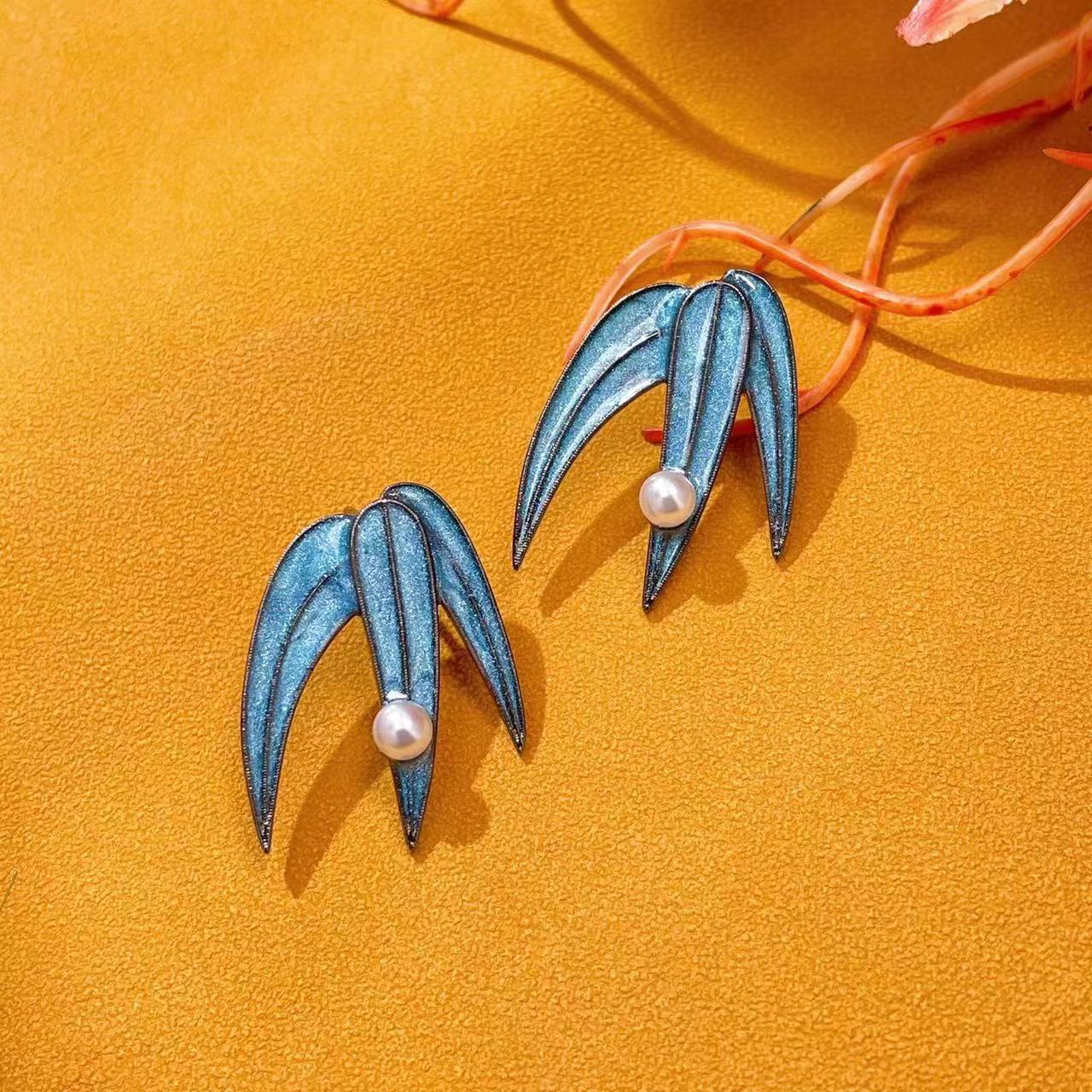Charming Gold Earring for Any Occasion