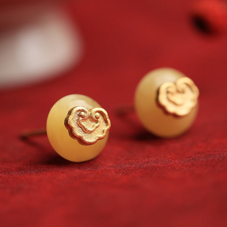 Classic Gold Earring with Timeless Appeal