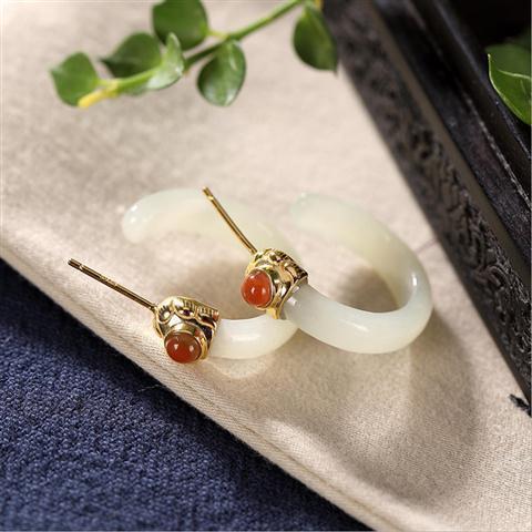 Classic Gold Earring with Timeless Appeal