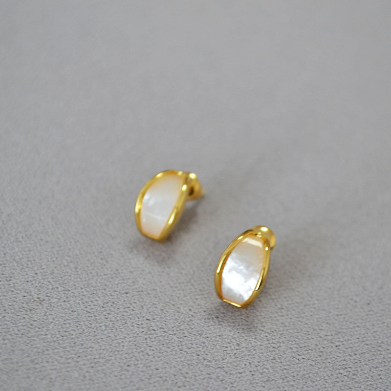 Classic Gold Earring with Timeless Appeal