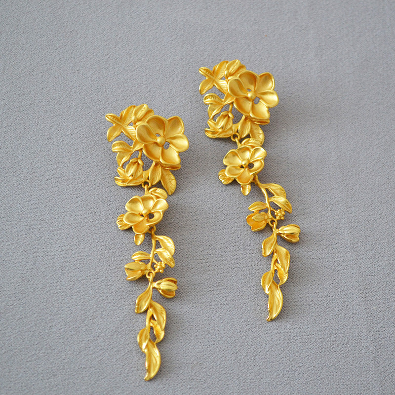 Classic Gold Earring with Timeless Appeal