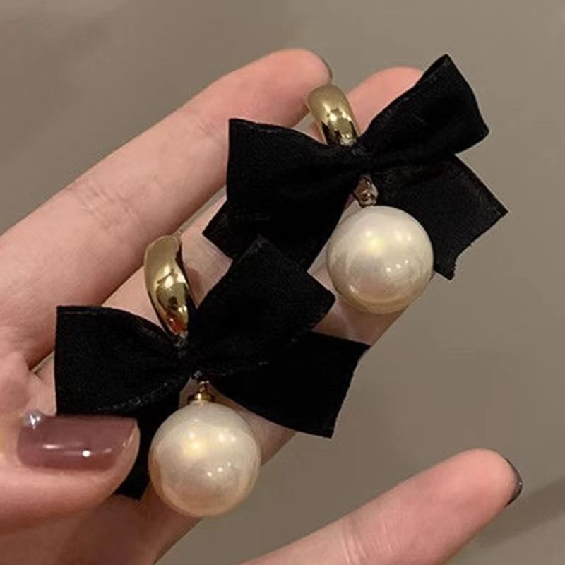Beautiful Pearl Earring with Unique Style