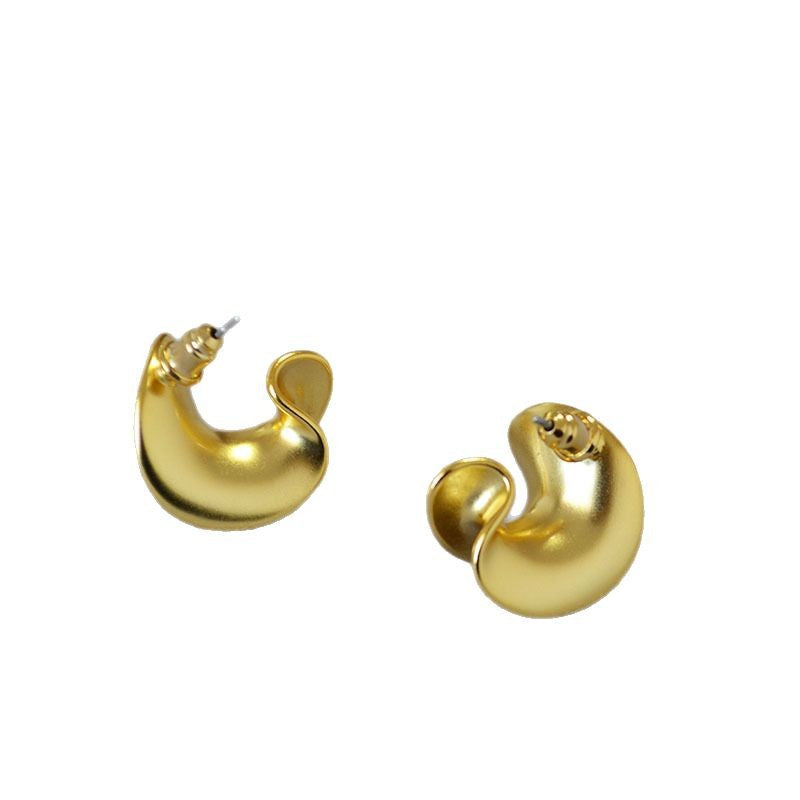 Romantic Gold Earring for Special Moments
