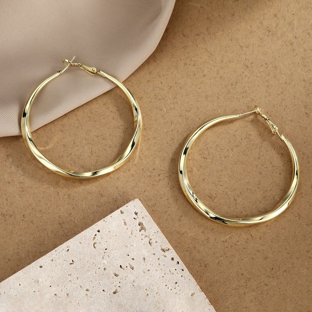 Classic Gold Earring with Timeless Appeal