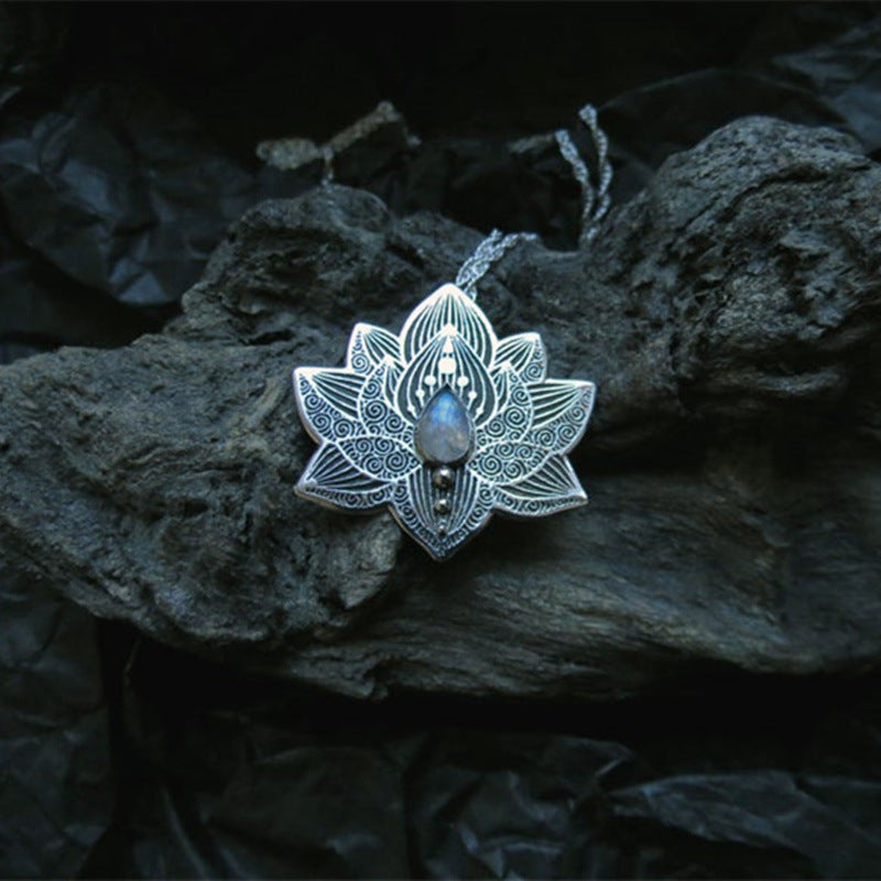Classic Silver Necklace with Timeless Appeal
