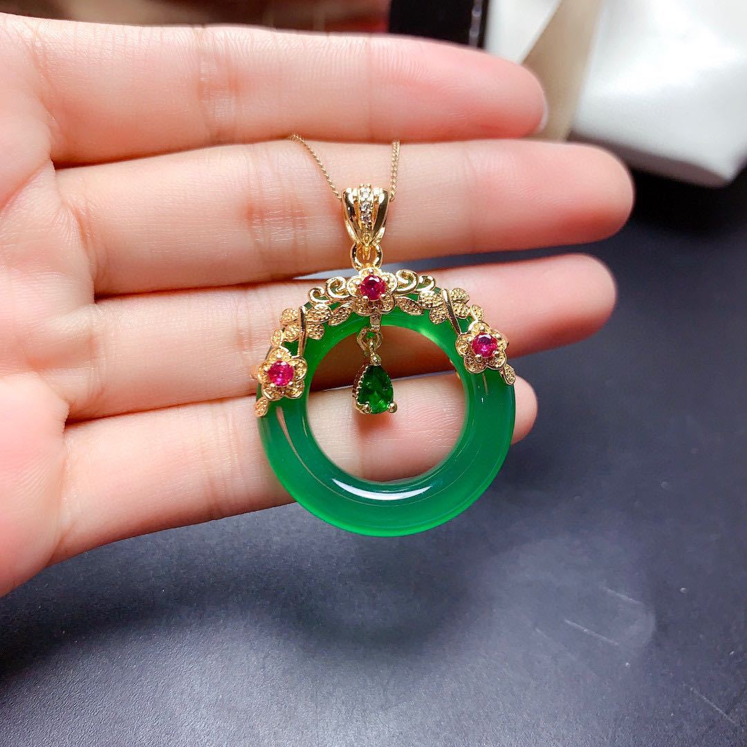 Charming Gold Necklace for Any Occasion