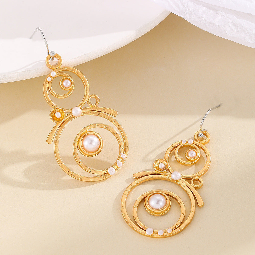 Classic Gold Earring with Timeless Appeal