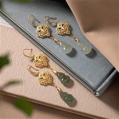 Classic Gold Earring with Timeless Appeal