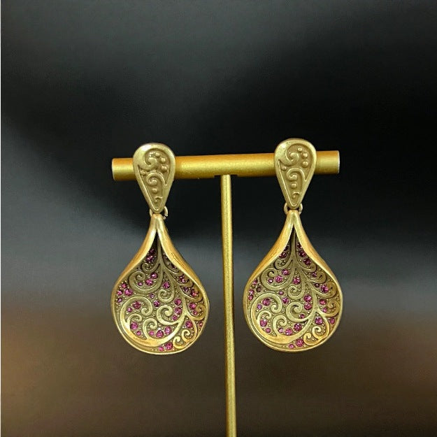 Classic Gold Earring with Timeless Appeal