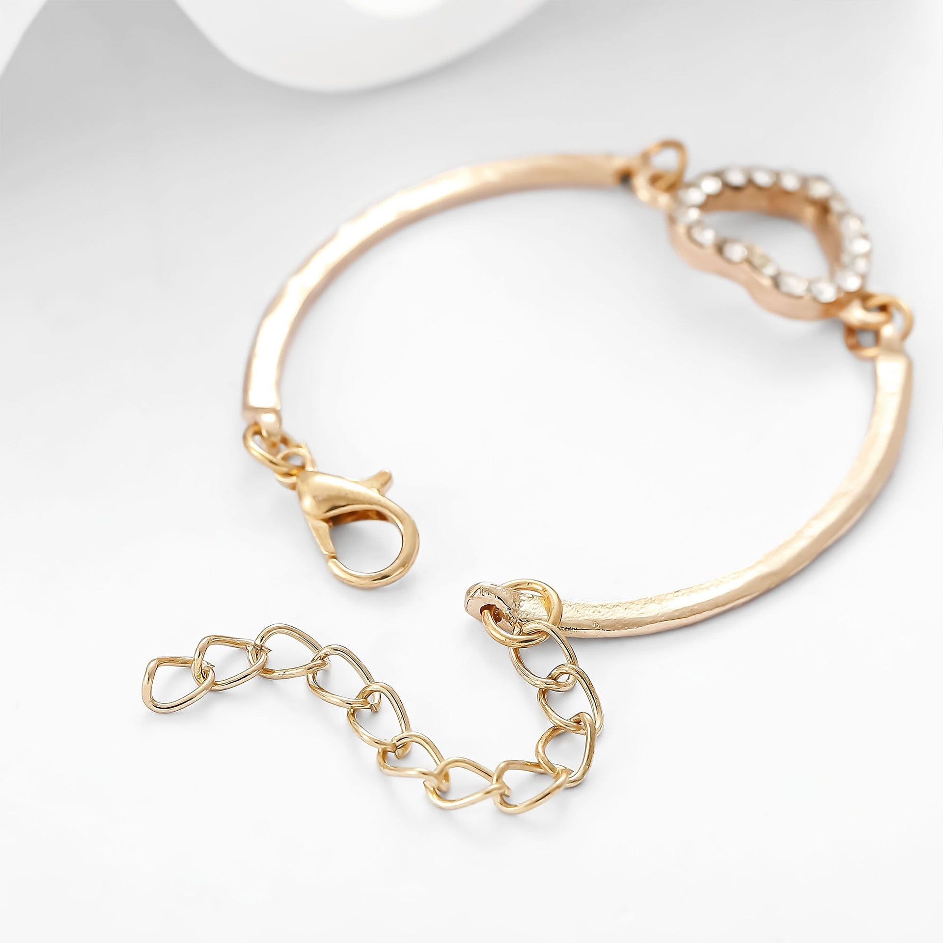 Charming Gold Bracelet for Any Occasion