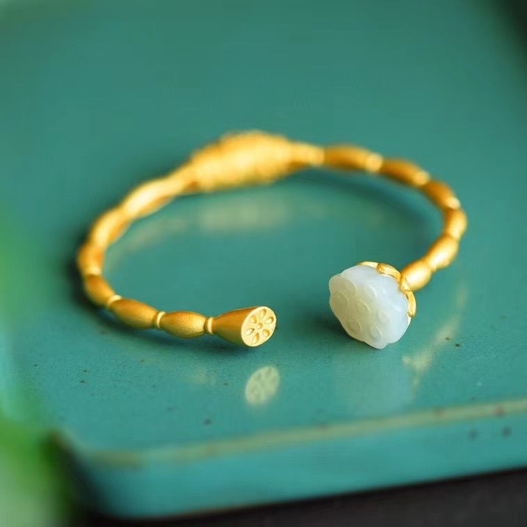 Romantic Gold Bracelet for Special Moments