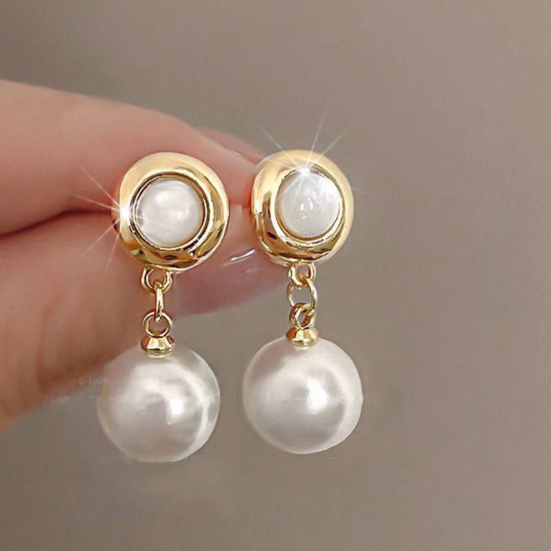 Classic Pearl Earring with Timeless Appeal