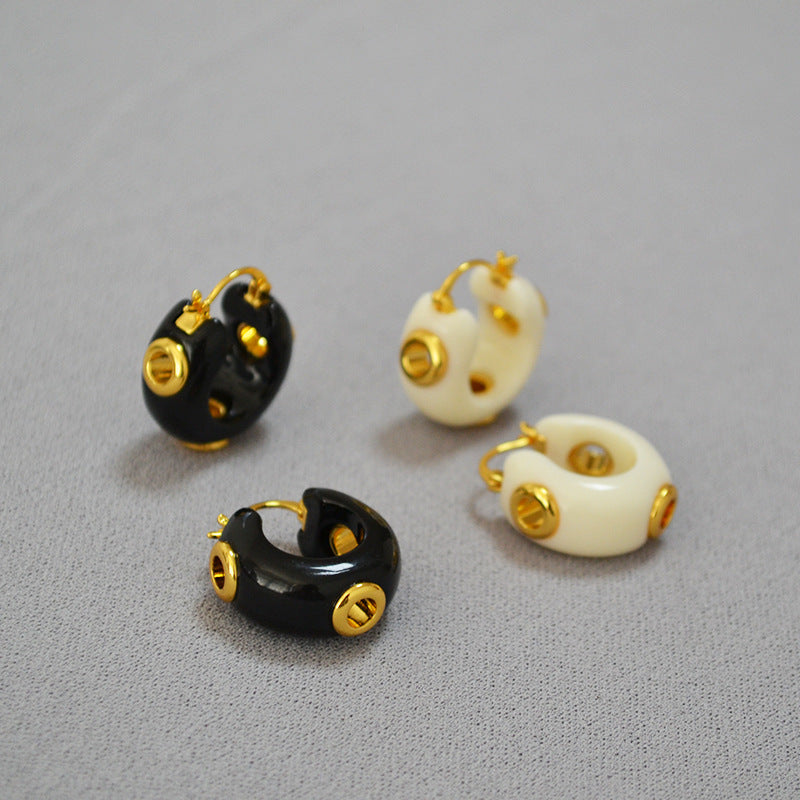 Classic Gold Earring with Timeless Appeal
