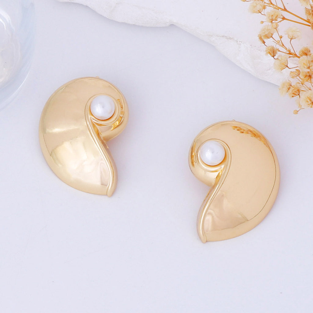 Classic Pearl Earring with Timeless Appeal
