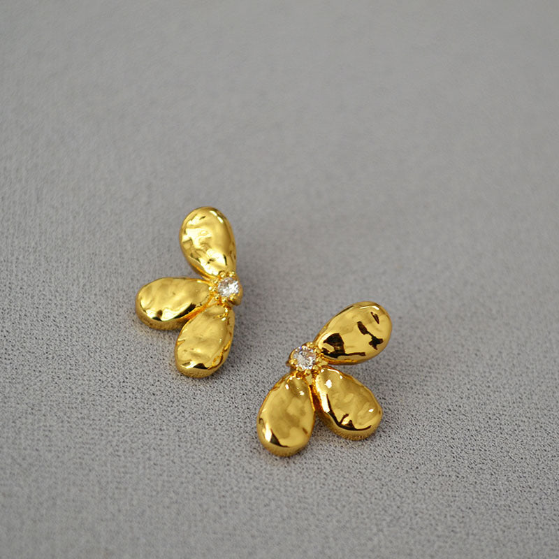 Charming Gold Earring for Any Occasion