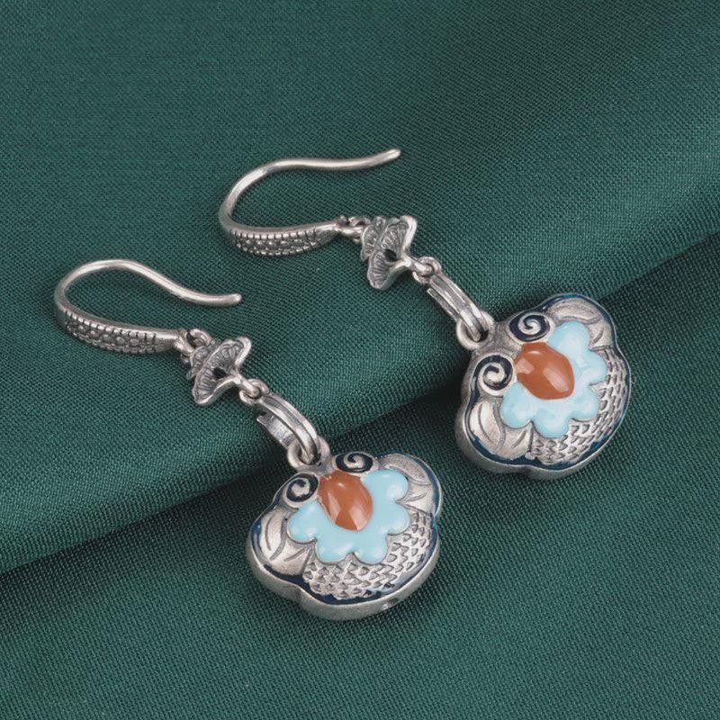 Charming Silver Earring for Any Occasion