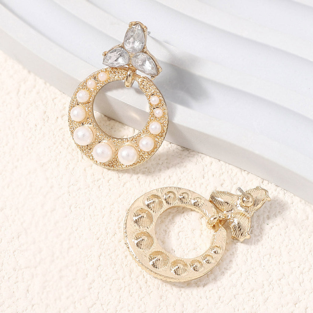 Classic Gold Earring with Timeless Appeal