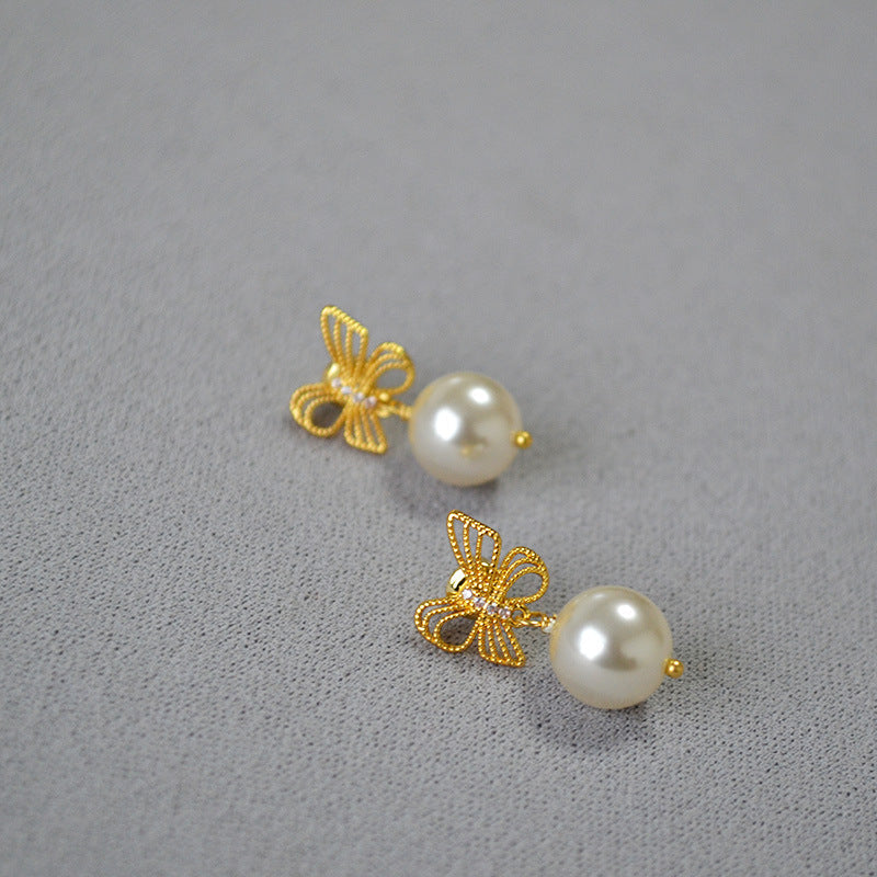 Charming Gold Earring for Any Occasion