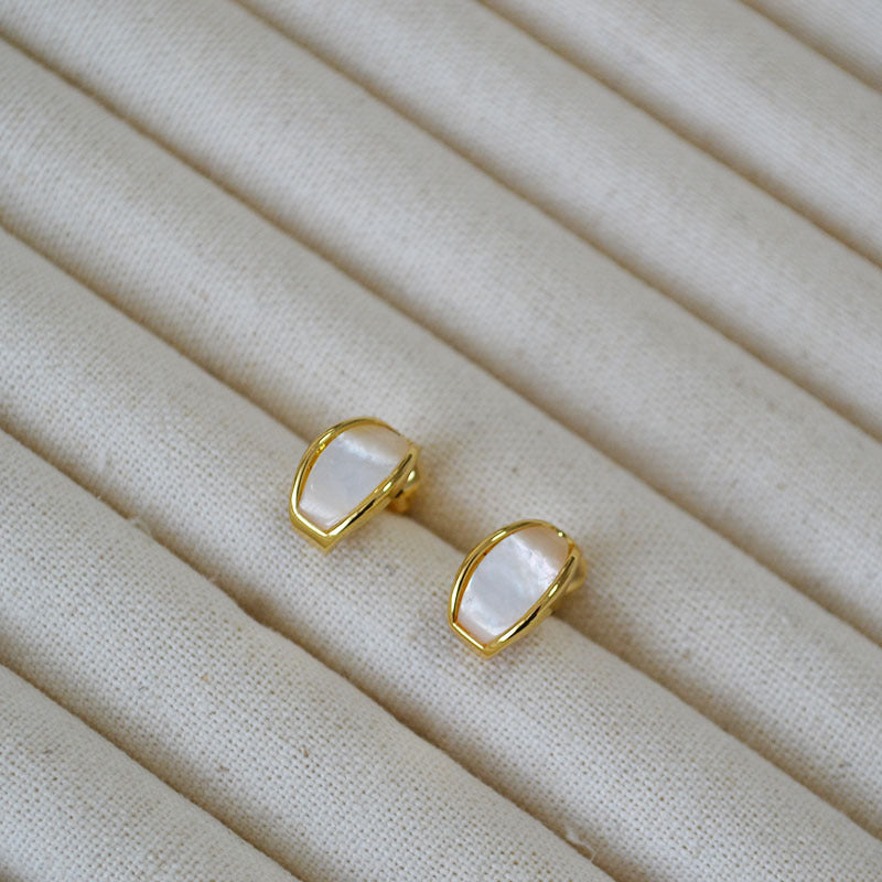 Classic Gold Earring with Timeless Appeal