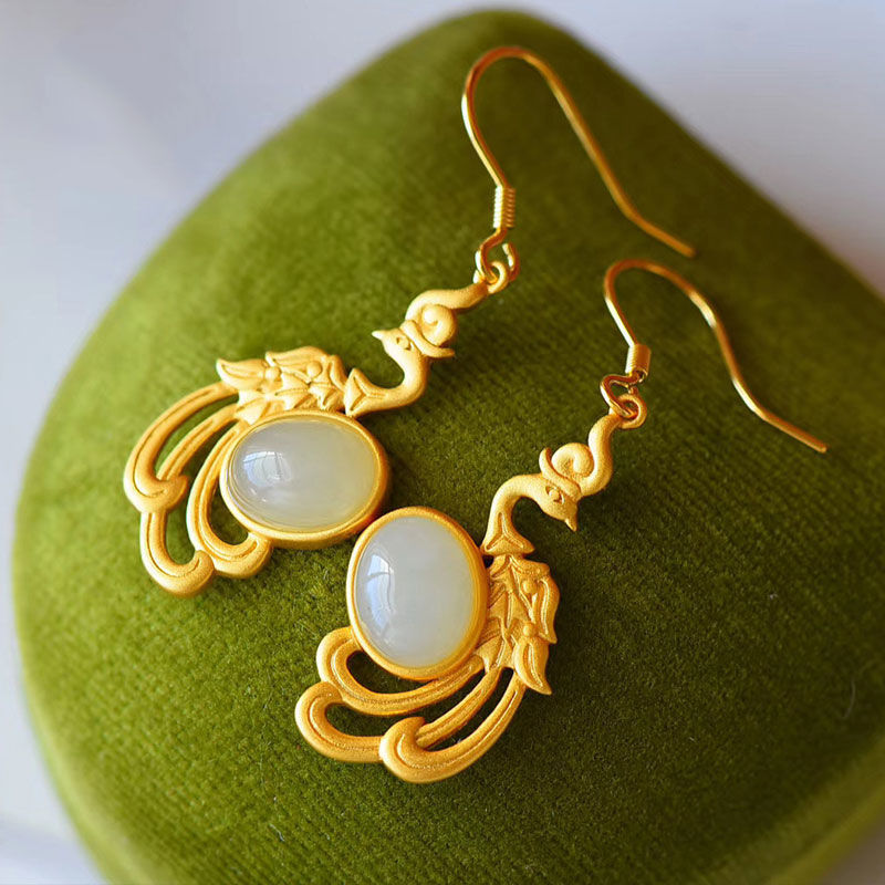 Classic Gold Earring with Timeless Appeal