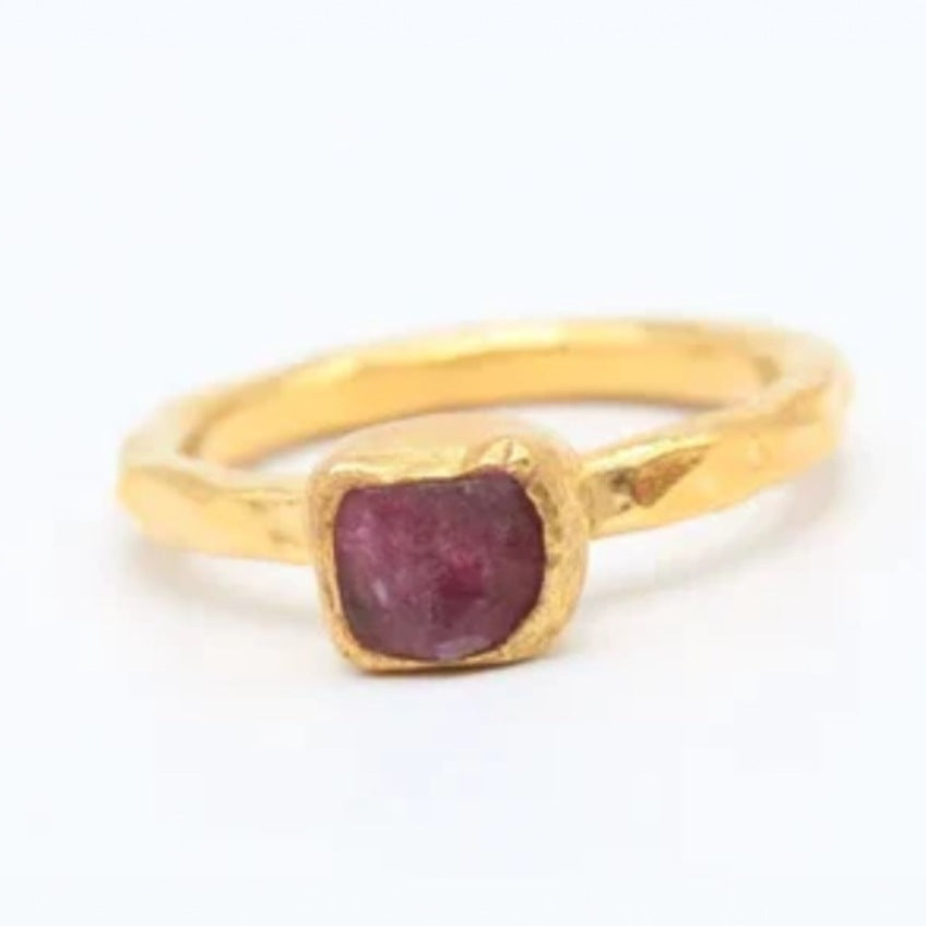 Classic Gold Ring with Timeless Appeal