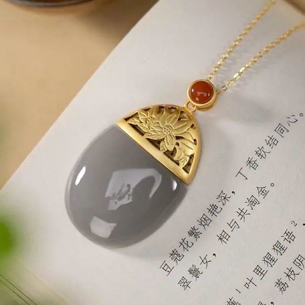 Beautiful Gold Pendant with Unique Style
