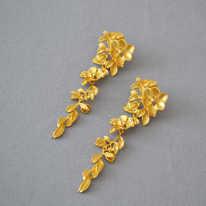 Classic Gold Earring with Timeless Appeal