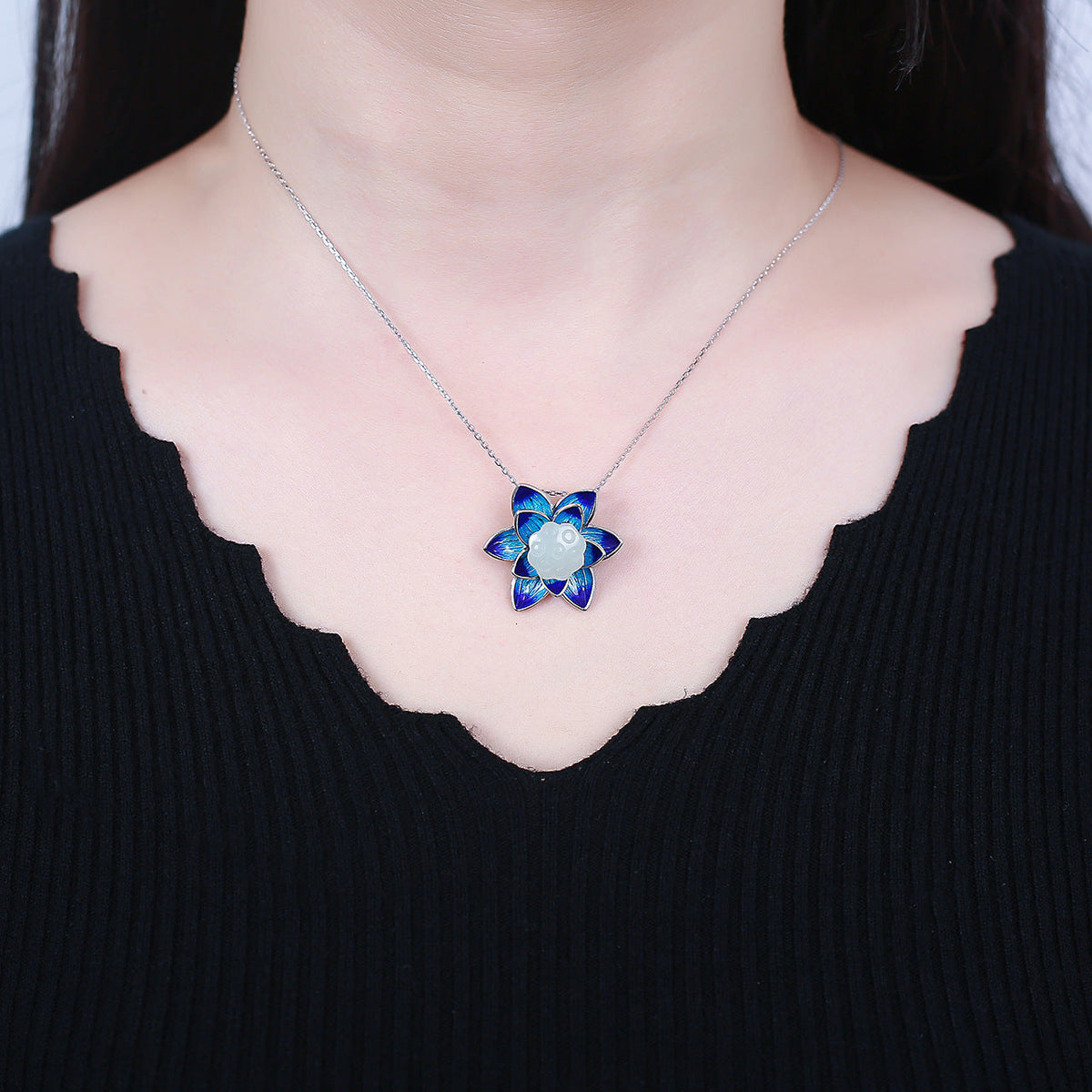 Classic Silver Necklace with Timeless Appeal