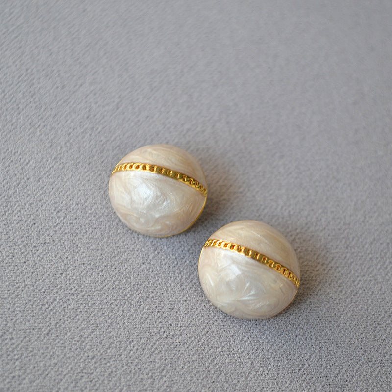 Romantic Gold Earring for Special Moments