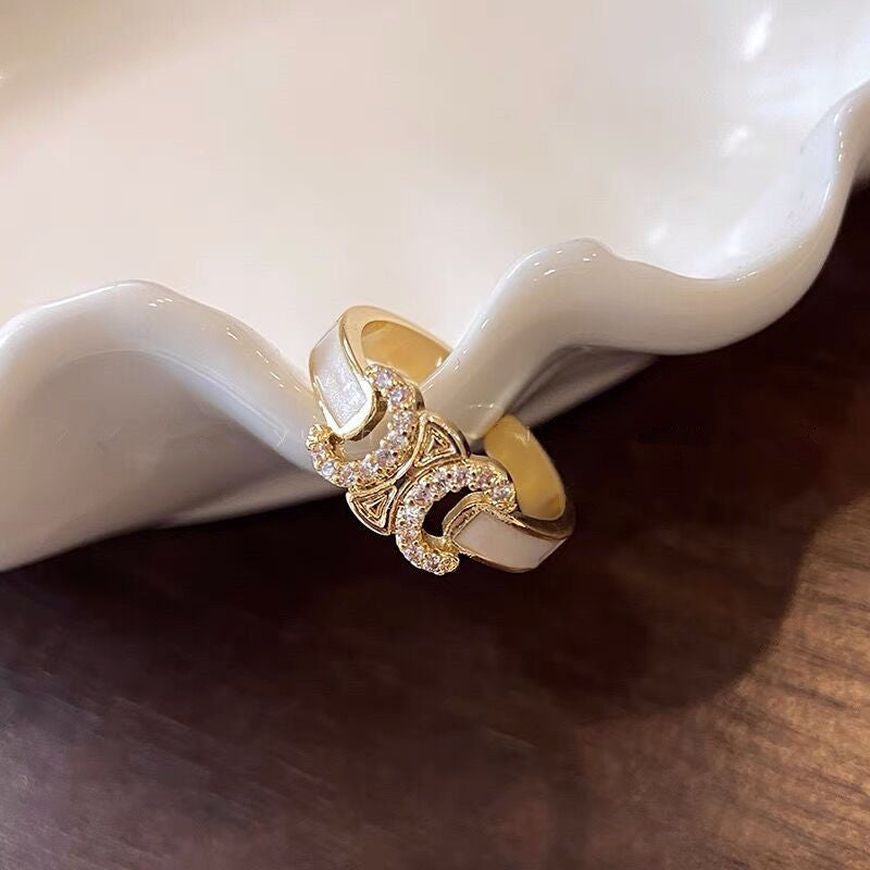 Classic Gold Ring with Timeless Appeal