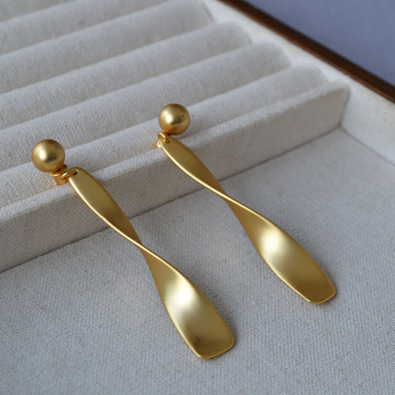 Romantic Gold Earring for Special Moments