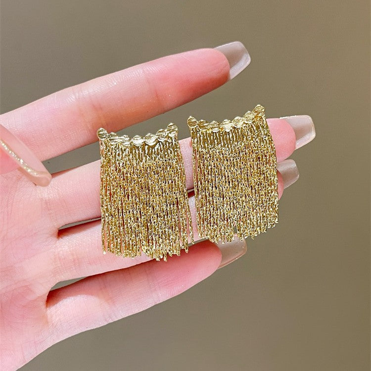 Classic Gold Earring with Timeless Appeal
