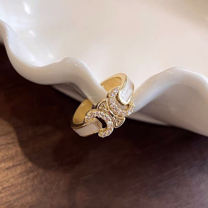 Classic Gold Ring with Timeless Appeal