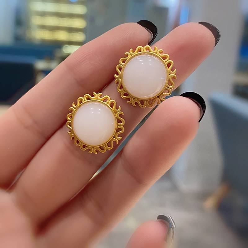 Classic Gold Earring with Timeless Appeal