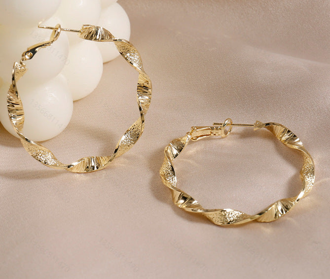 Romantic Gold Earring for Special Moments