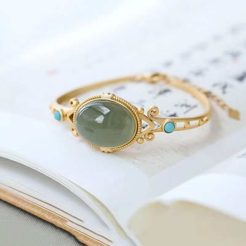 Classic Gold Bracelet with Timeless Appeal