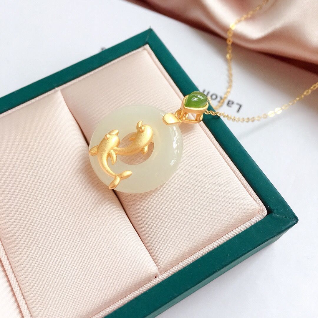 Charming Silver Pendant for Any Occasion