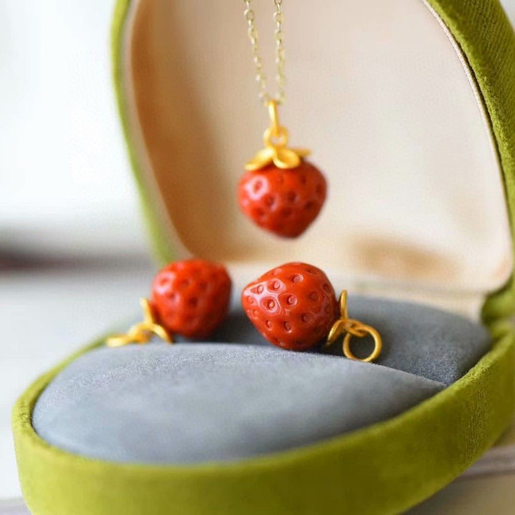 Romantic Gold Pendant for Special Moments