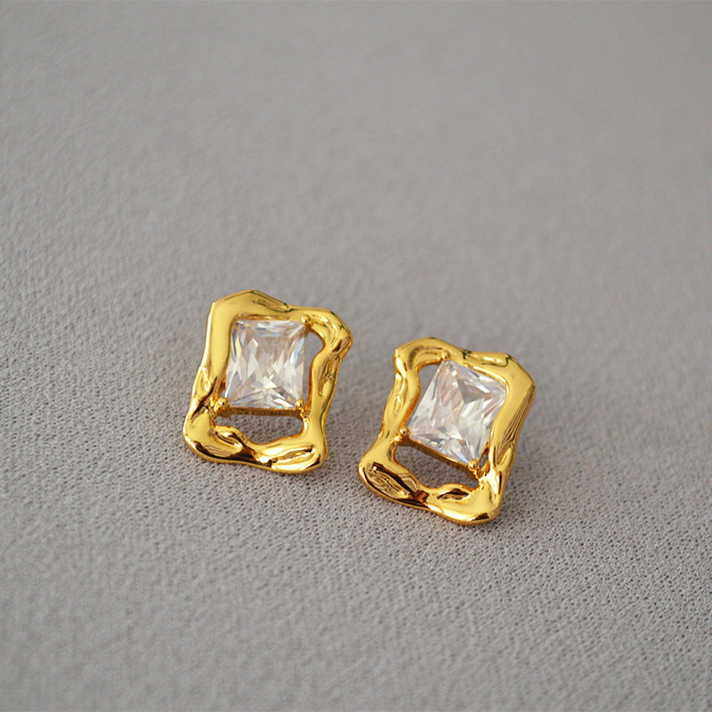Classic Gold Earring with Timeless Appeal