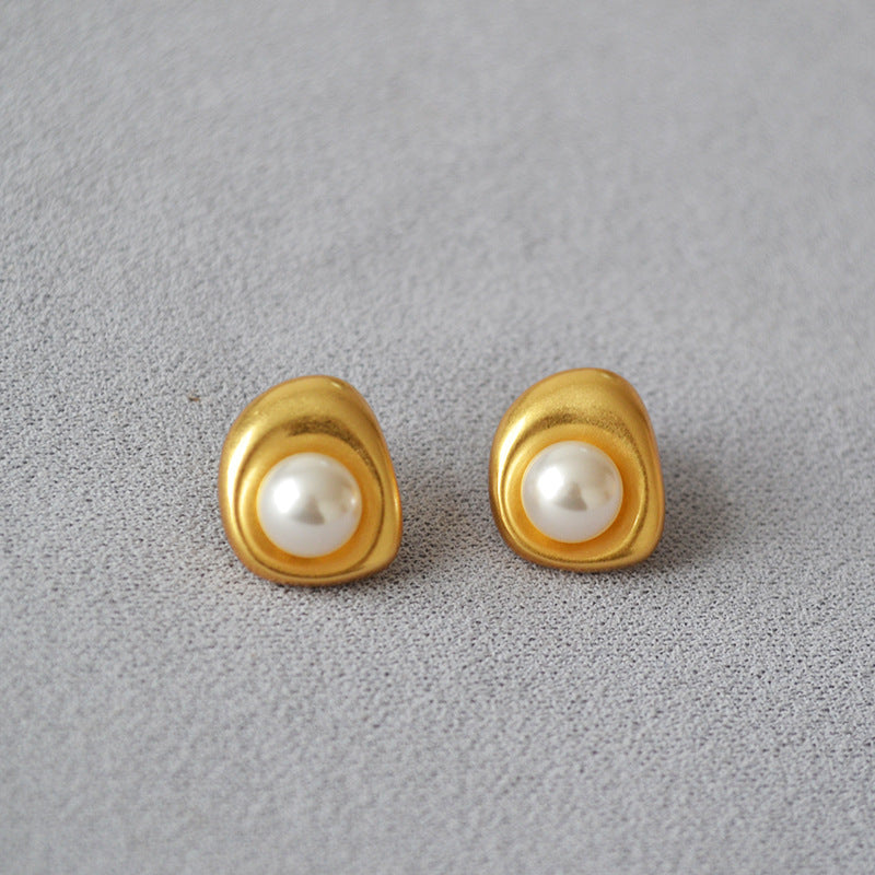 Charming Gold Earring for Any Occasion
