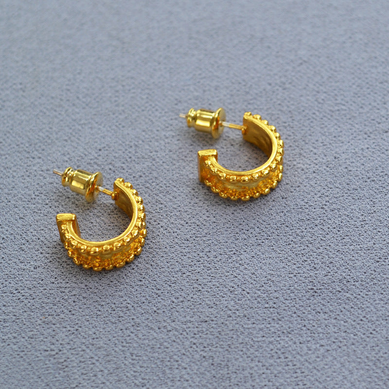 Charming Gold Earring for Any Occasion