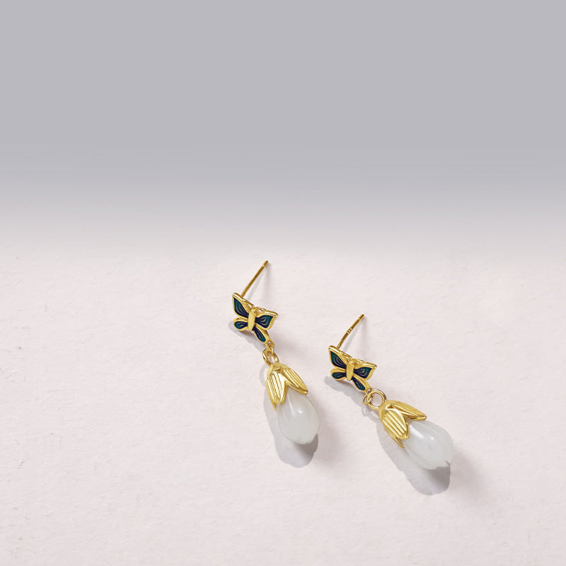 Charming Silver Earring for Any Occasion