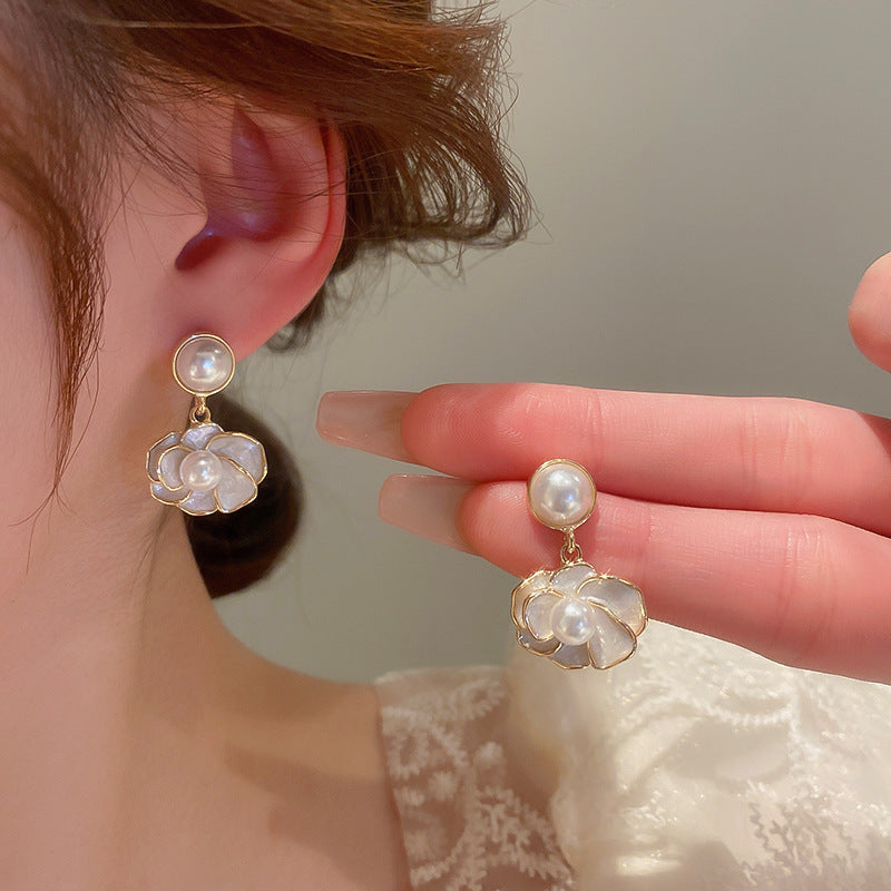 Classic Pearl Earring with Timeless Appeal