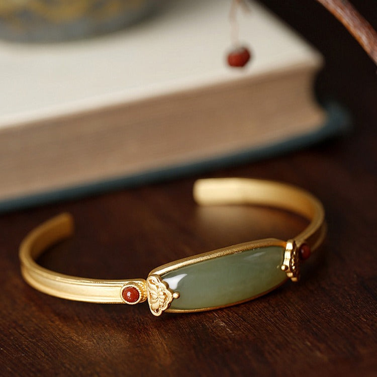 Romantic Gold Bracelet for Special Moments